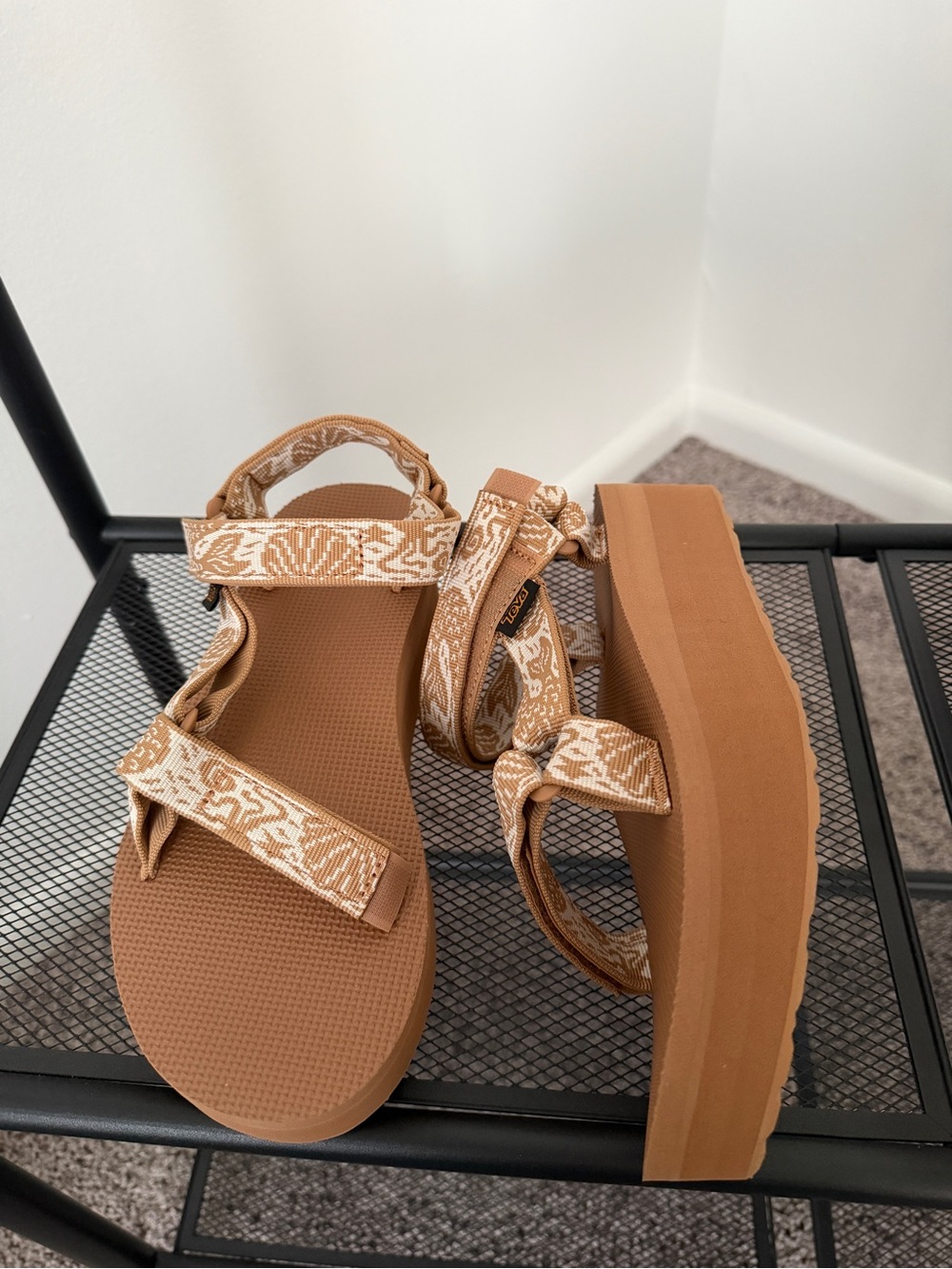 Women's Camel Teva Flatform Universal Platform Sandals (NWOT) Size 8 - Picture 3 of 7